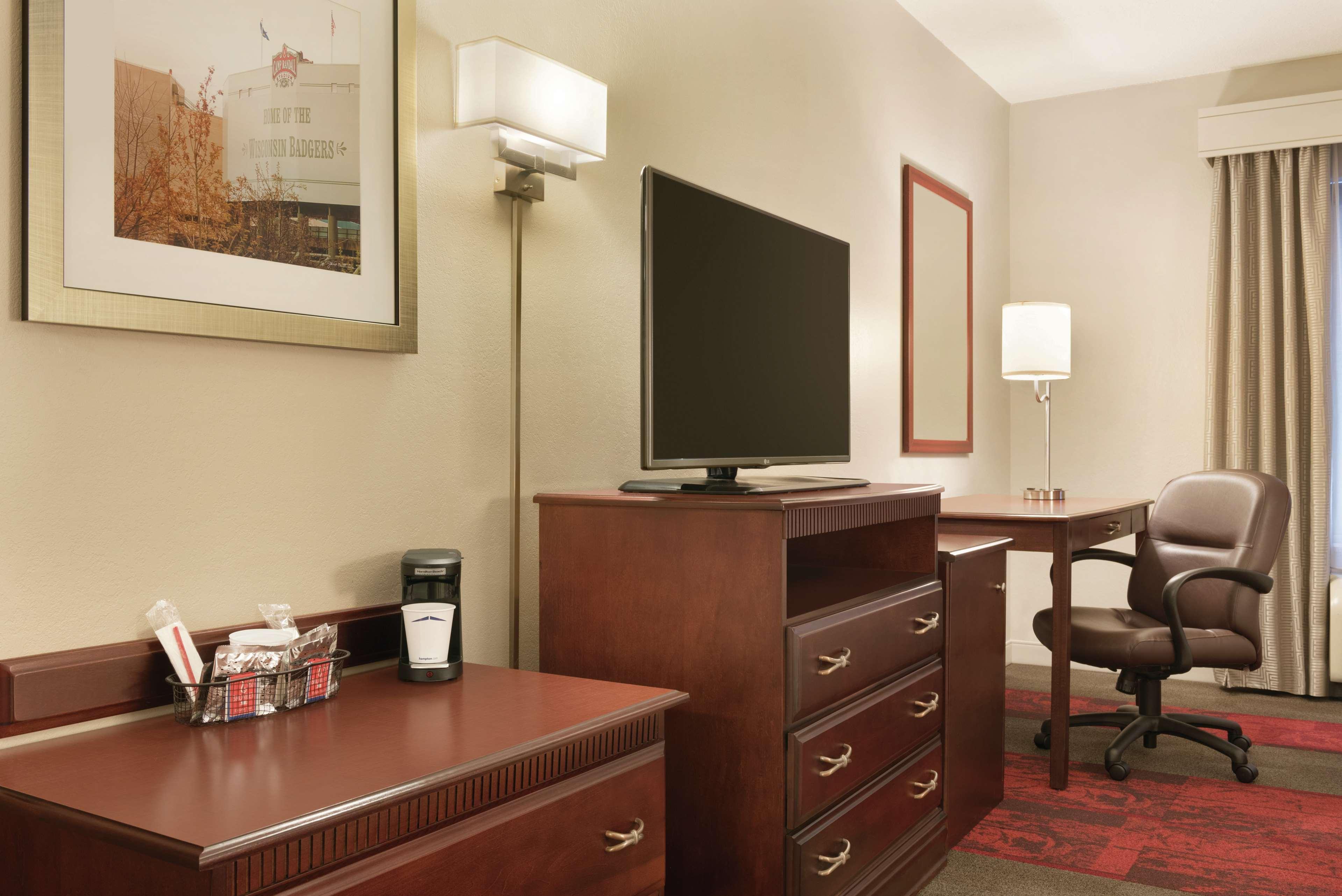 Hampton Inn & Suites Madison - West Экстерьер фото