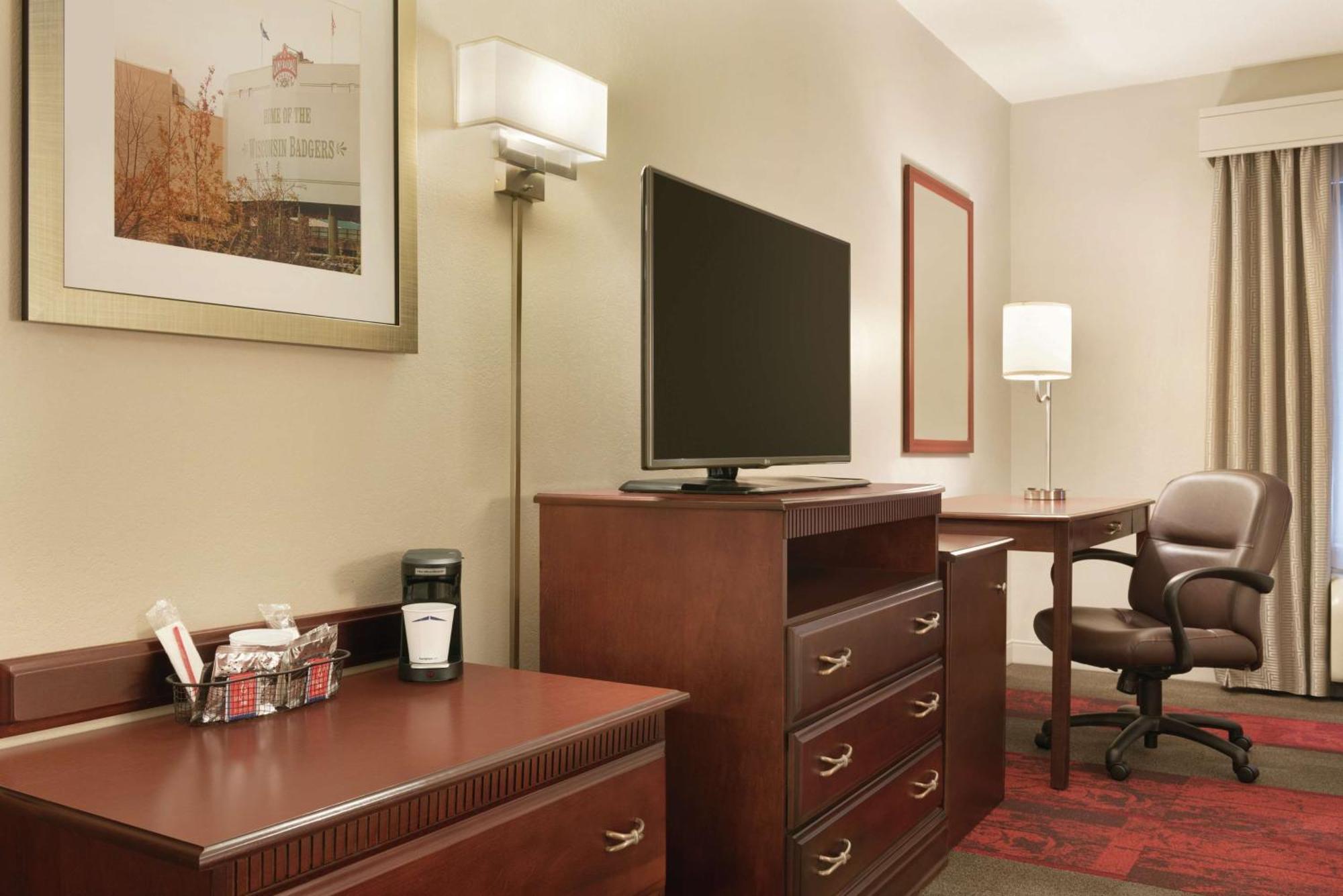 Hampton Inn & Suites Madison - West Экстерьер фото